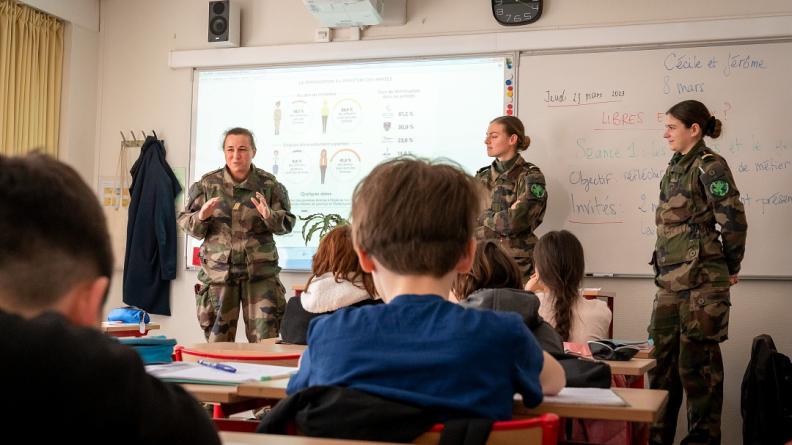 Opération classes de défense au féminin