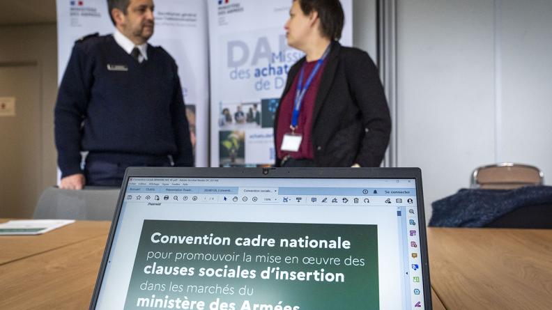 Le CG Xavier Gandiol, chef de la mission des achats de Défense, et Lucie Becdelievre (AVE)