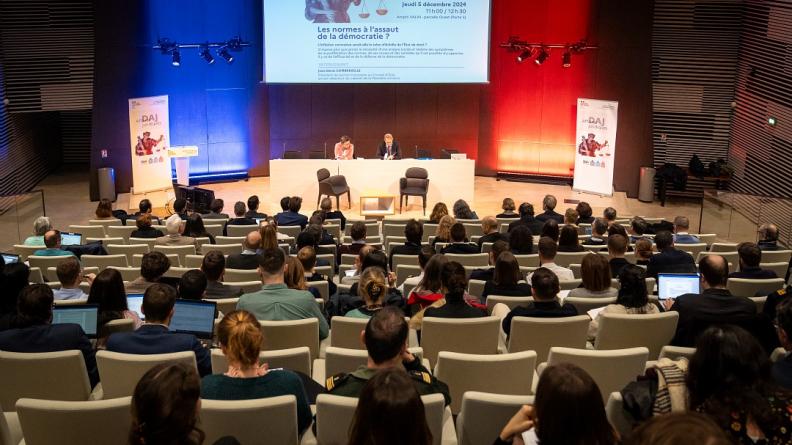 Cette conférence a suscité un débat riche sur la place des normes dans notre société