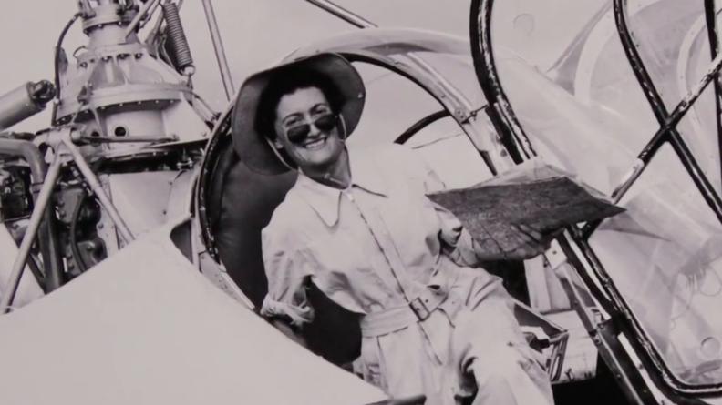 Valérie André, capitaine médecin, pilote d'hélicoptère. Extrait du film "Leurs guerres d'Indochine"