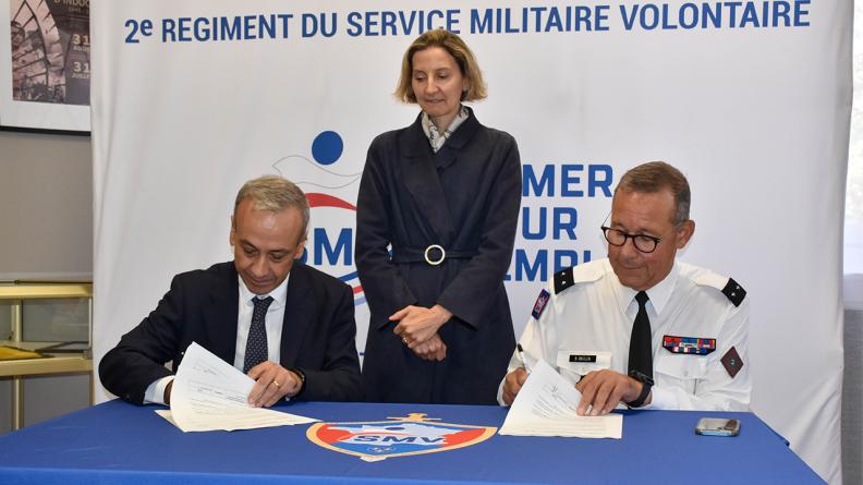 Signature du partenariat par Bruno Lucas, Camille Faure et le général Benoit Brulon