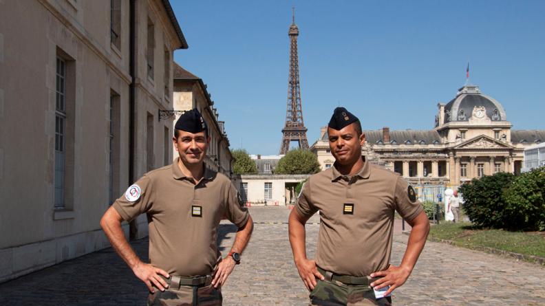 De gauche à droite : le lieutenant-colonel François et le capitaine Grégory