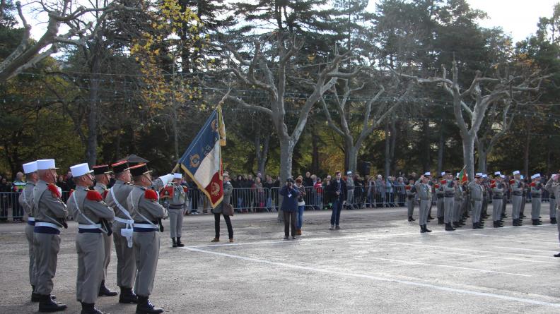 Cérémonie d'honneur au drapeau à la 13DBLE sur le plateau du Larzac