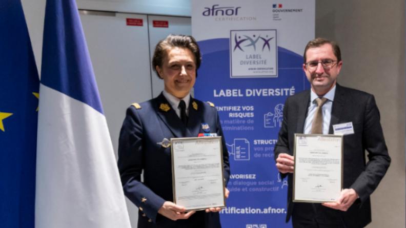 Remise du label diversité à la directrice de projet Mixité et au directeur des ressources humaines, 