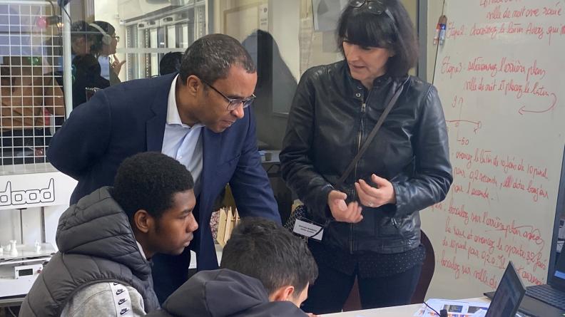 Le ministre de l’Éducation nationale, Pap Ndiaye, lors d'un atelier sur la programmation numérique