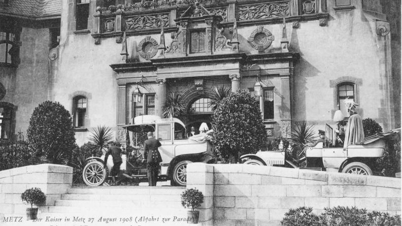 Guillaume II sur le perron du palais du gouverneur, en 1908