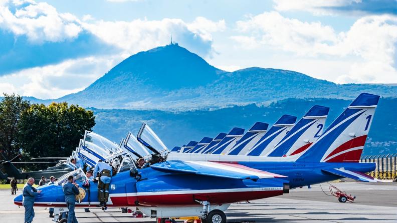 Série d'Alphajet devant le Puy-de-Dôme 