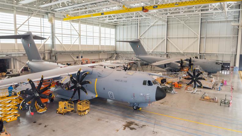 Deux A400M en maintenance à l'atelier de Clermont-Ferrand