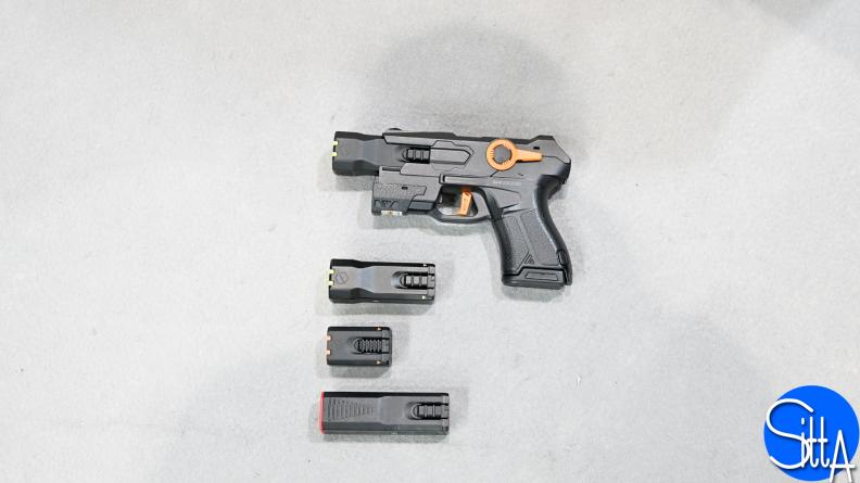 Pistolet Less Lethal avec ses différentes munitions.