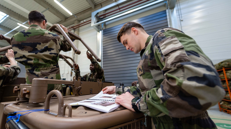 Les arrimeurs vérifient la conformité de chaque matériel à larguer.
