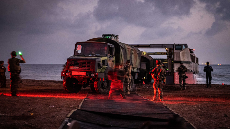 Débarquement de véhicules tactiques sur sol djiboutien à partir d’un E-DAR