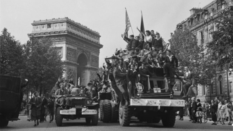 Le 8 mai 1945, dans l’euphorie générale, les premiers défilés s’improvisent sur les Champs-Elysées. 