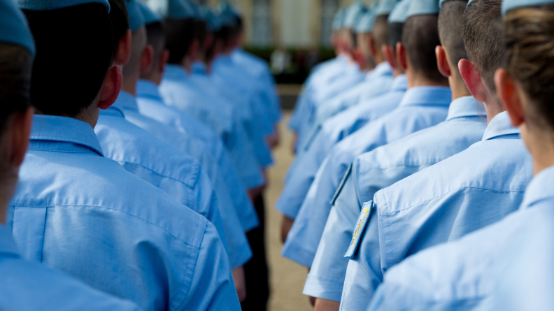 Deux colonnes de lycéens militaires au garde-à-vous.