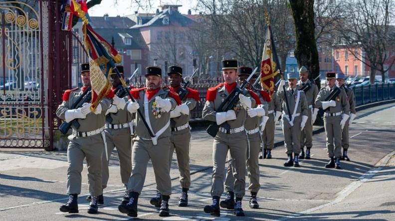 Cérémonie d’honneurs aux drapeaux du 35e régiment d’infanterie sur la place de Belfort 