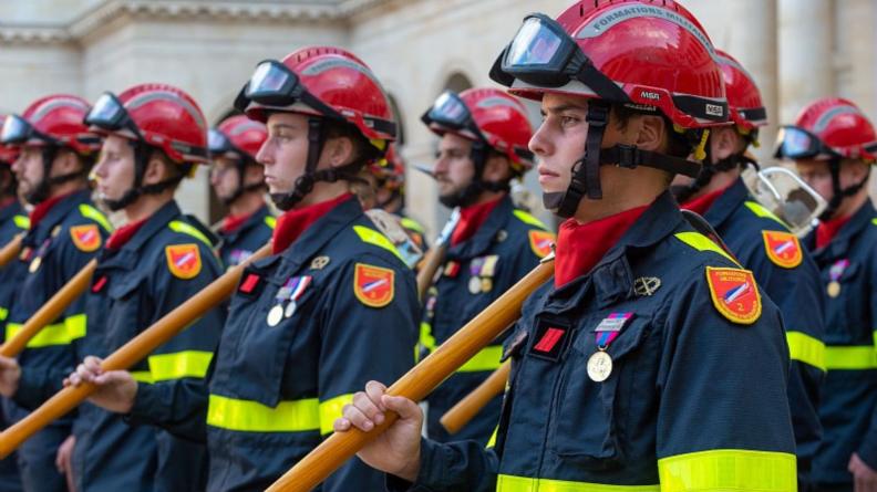 Cérémonie de la prise d’armes dont le détachement de la brigade de sapeurs-pompiers de Paris .