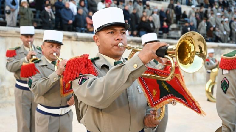 La musique de la Légion étrangère lors des 40 ans de la création de la 6e brigade légère blindée.