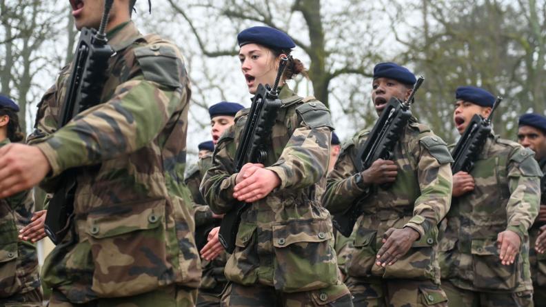Les chants militaires : cohésion, héritage et identité