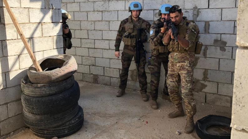 deux soldats libanais en entraînement au combat en zone urbaine aux côtés d’un casque bleu français.
