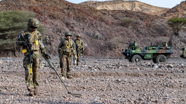 Sapeurs du génie effectuant une recherche d’explosifs dans le sol rocailleux djiboutien.