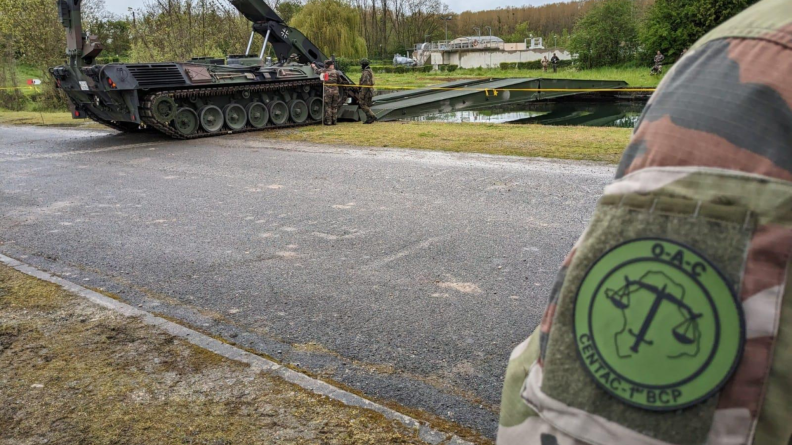Le char Léopard installe le pont Biber sur l'Aisne