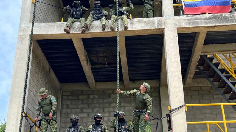 Démonstration de la corde lisse des forces spéciales depuis un bâtiment du centre commando.