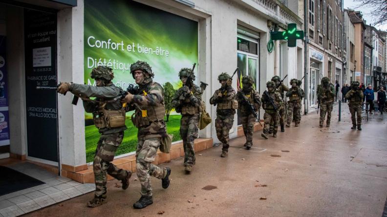 Les soldats du 8e RPIMa investissent les rues de Cahors. 