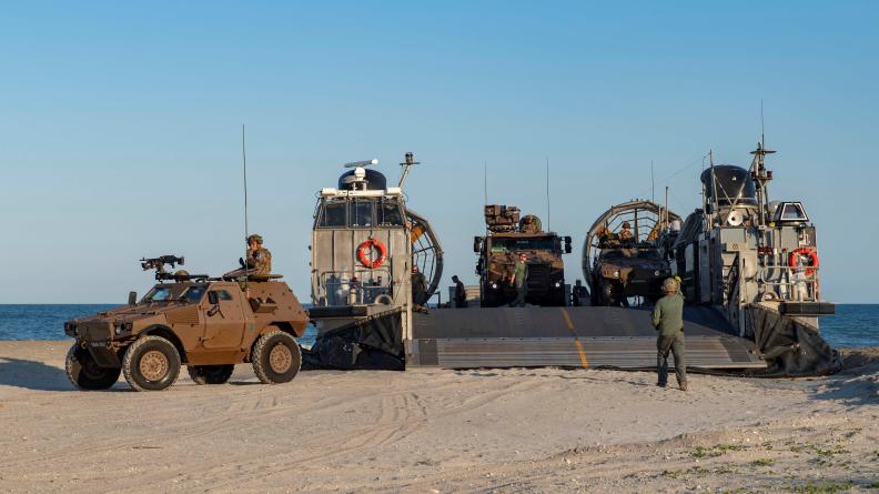 Débarquement d'un VBL (véhicule blindé léger) français sur la plage depuis un LCAC américain.