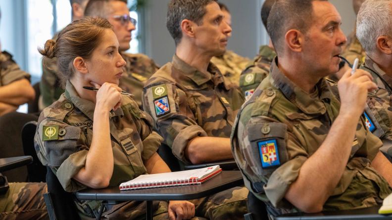 Officiers à l'écoute lors de la 70e session nationale du CFMT.