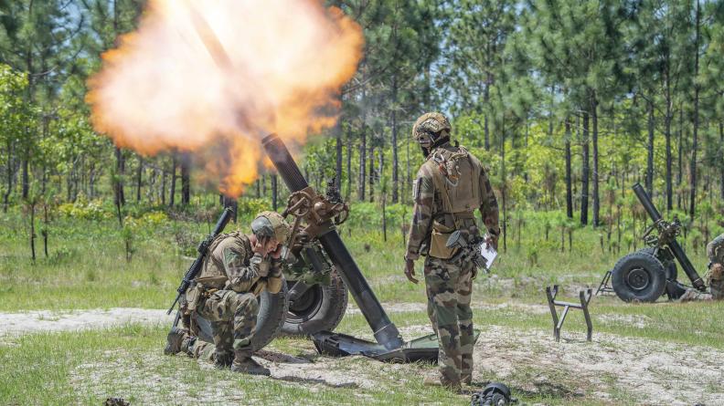 Exercice de tir d'obus à distance de 2 km.