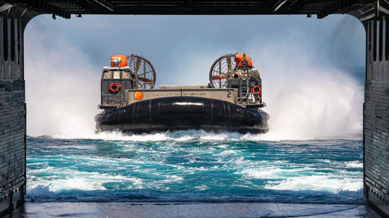 Déplacement pour mise à terre en LCAC (engin sur coussin d'air américain).