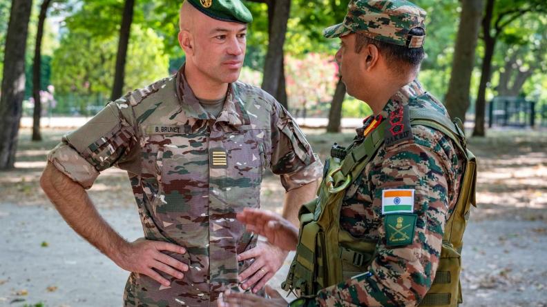Le chef de corps indien, le colonel Kalia et le chef de corps de la 13e DBLE, le colonel Brunet.