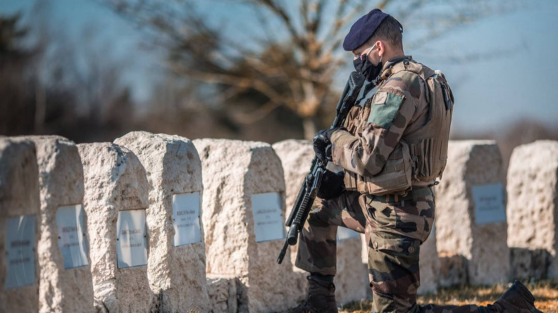Un soldat du 35e RI se recueille.