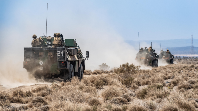 Convoi de VAB progressant sur le sol aride djiboutien