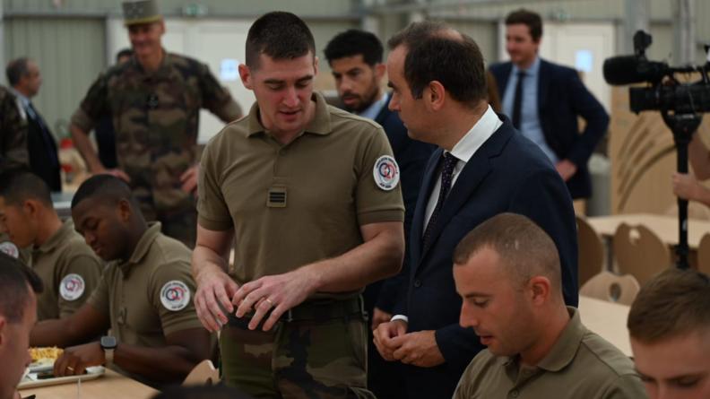 Le ministre des Armées et un soldat à l’ordinaire