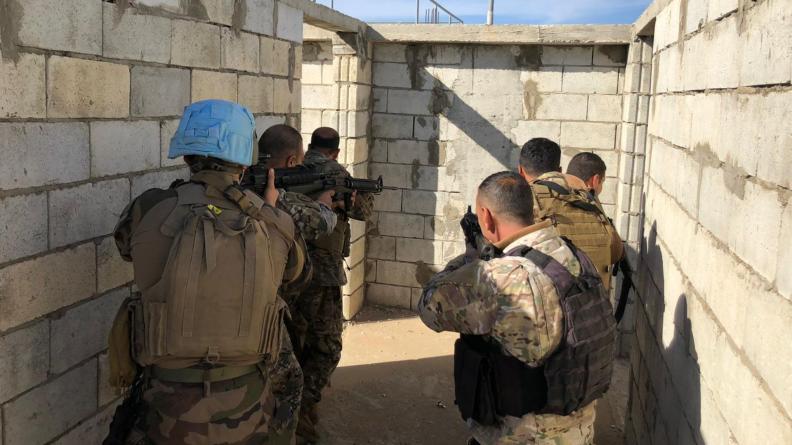 deux soldats libanais en entraînement au combat en zone urbaine aux côtés d’un casque bleu français.