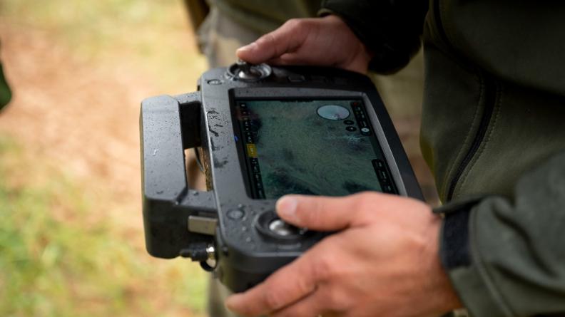 Un soldat de la 11e Brigade Parachutiste utilise la télécommande pour piloter le drone.