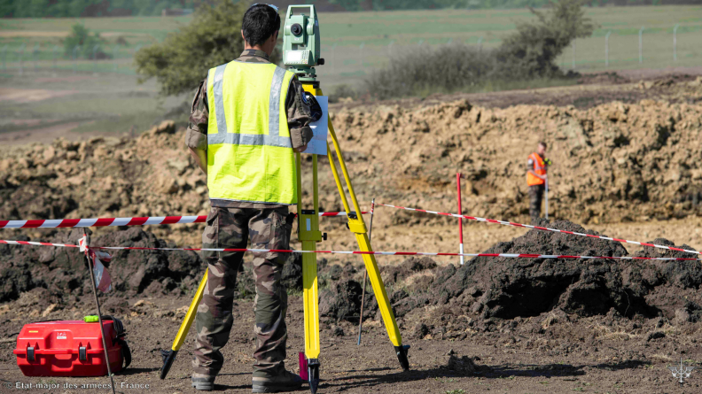 Un topographe veille à l’altimétrie de la zone de travaux.