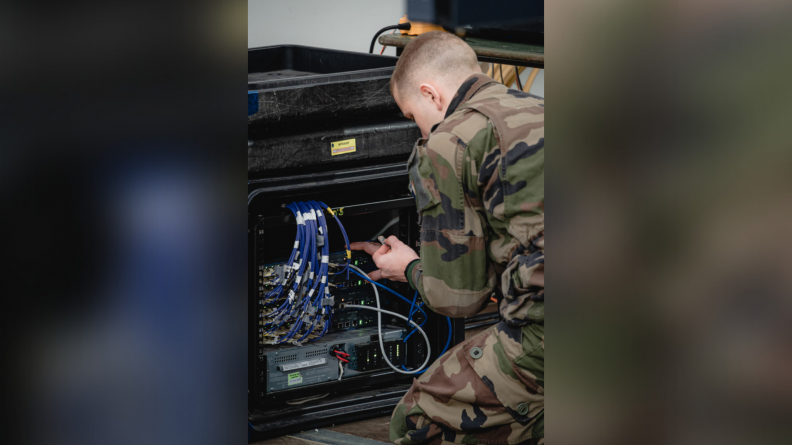 Déploiement de moyens de communication de l’initial command element du CRR-FR par un transmetteur.