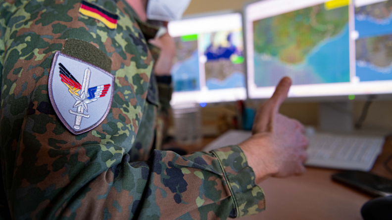 Français et Allemand devant les écrans de contrôle.