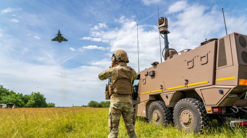 Soldat belge à côté d'un Griffon VOA lors d'un exercice de guidage aérien franco-belge
