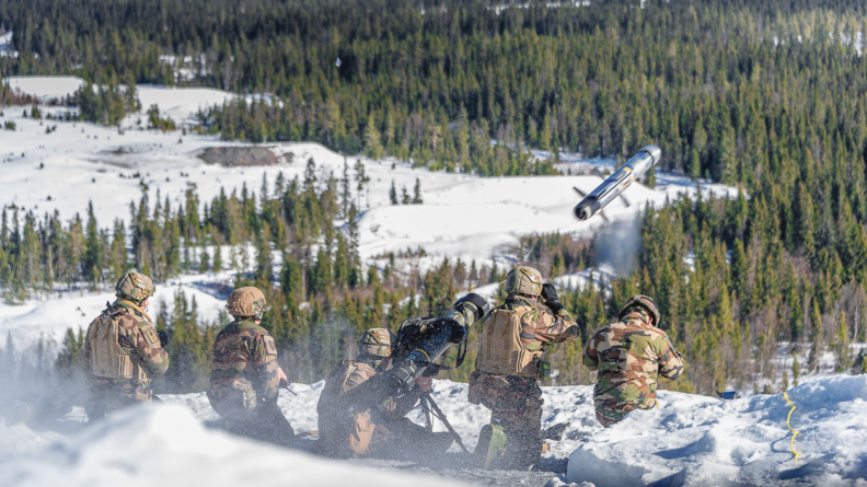 Tir de missile moyenne portée depuis le sol enneigé norvégien par les soldats français.
