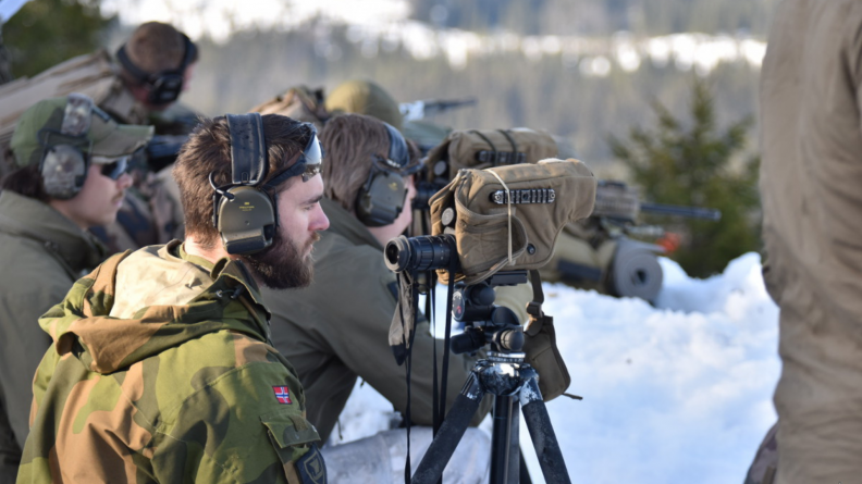 Un spotteur norvégien devant son matériel d’observation, installé dans la neige.