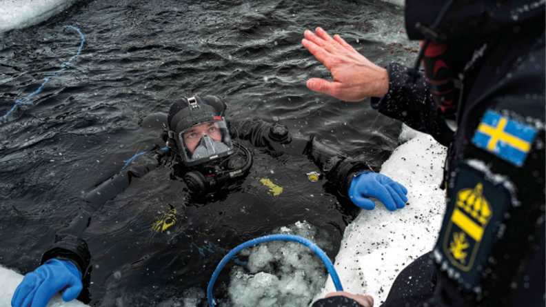 Dans l’eau glacée, le sergent-chef Dylan écoute les conseils de l’instructeur suédois.