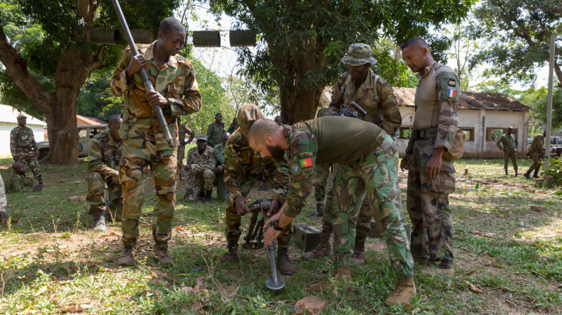 Des instructeurs français et portugais de l’EUTM-RCA dispensent une formation aux FACA.
