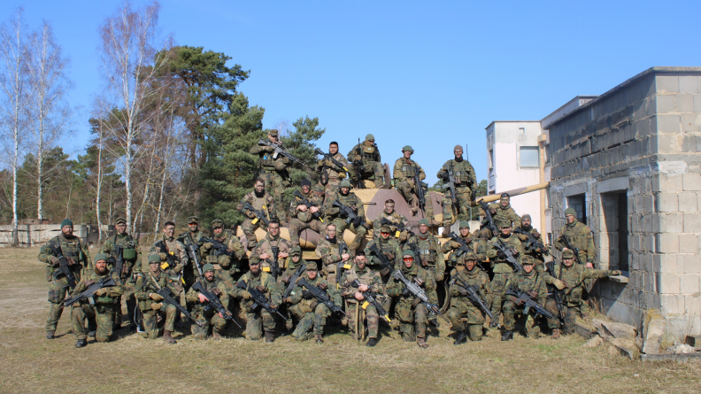 Photo de groupe de l’ensemble des soldats participants à l’exercice.