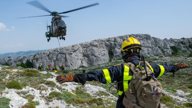 Guidage d'un hélicoptère par un sapeur