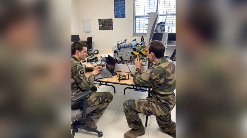 L'adjudant Didier et le sergent Aurélien en train d'analyser une imprimante.