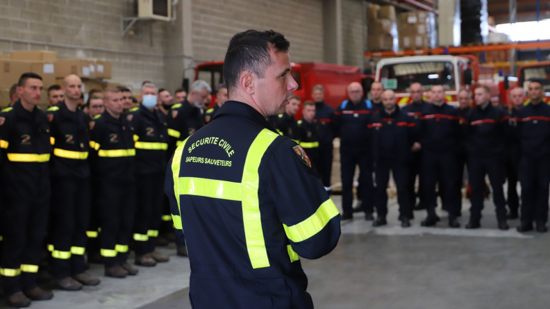 Le chef de détachement de l’UIISC 1 brieffe ses hommes à la caserne avant le départ du convoi.