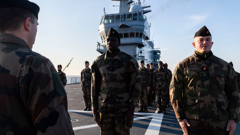 Le capitaine Thomas face au caporal Damien et au sapeur de 1ère classe Samba.