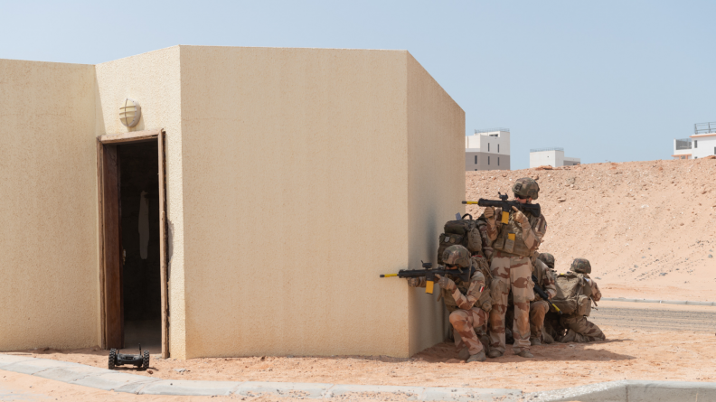 Des soldats du génie ont testé l’emploi d’un robot de reconnaissance et d’observation.